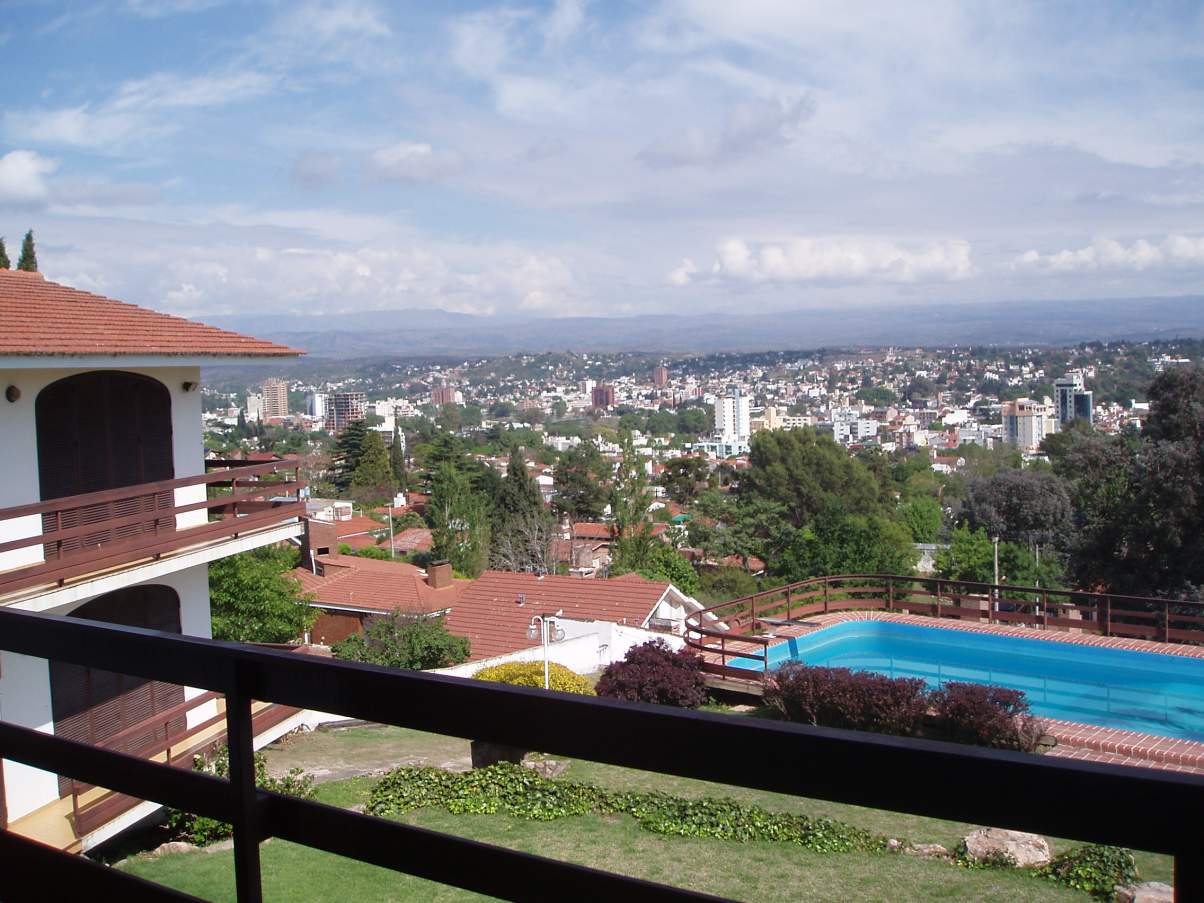HERMOSO CHALET ALQ TEMPORARIO BARRIO LA CUESTA. VISTA PANORÁMICA - Imagen 2