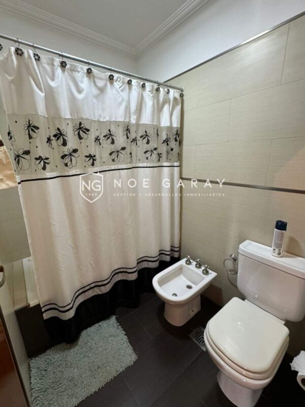 Departamento en venta con balcón a la calle, piscina y cochera - Imagen 8
