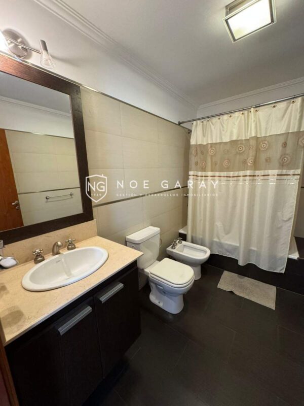 Departamento en venta con balcón a la calle, piscina y cochera - Imagen 11