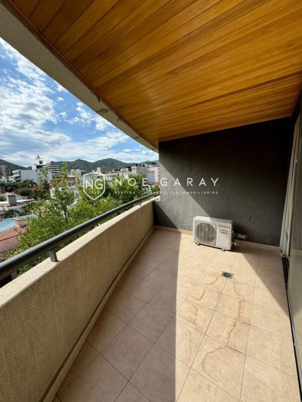 Departamento en venta con balcón a la calle, piscina y cochera - Imagen 12