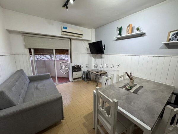 Dpto en venta a metros de la Peatonal de Carlos Paz con balcon y cochera - Imagen 2