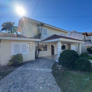 Casa en venta con piscina y quincho en B. Santa Rita