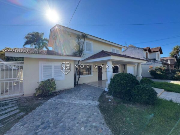 Casa en venta con piscina y quincho en B. Santa Rita