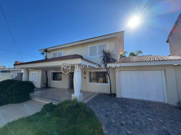 Casa en venta con piscina y quincho en B. Santa Rita - Imagen 2