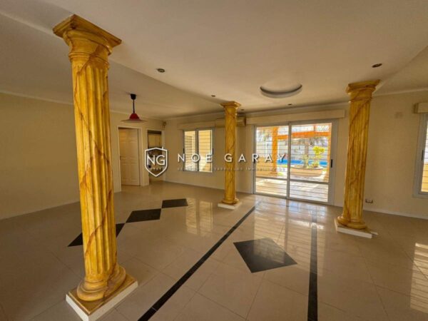 Casa en venta con piscina y quincho en B. Santa Rita - Imagen 3