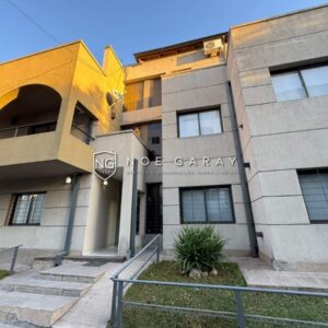 Depto loft en venta a 3 cuadras de la peatonal con balcon a la calle