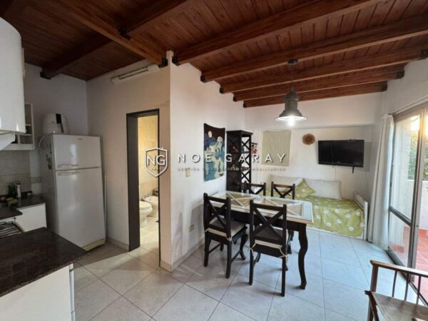 Depto loft en venta a 3 cuadras de la peatonal con balcon a la calle - Imagen 2