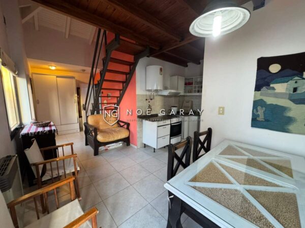 Depto loft en venta a 3 cuadras de la peatonal con balcon a la calle - Imagen 3