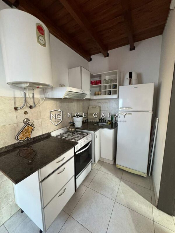 Depto loft en venta a 3 cuadras de la peatonal con balcon a la calle - Imagen 4