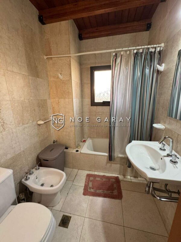 Depto loft en venta a 3 cuadras de la peatonal con balcon a la calle - Imagen 5