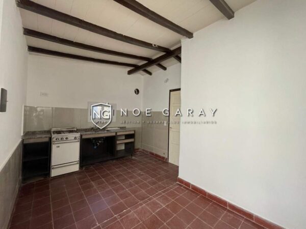 Departamento en alquiler anual con patio - Imagen 2