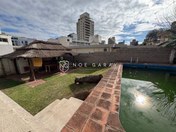 Complejo de 4 Departamentos en Venta con piscina y cochera