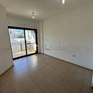 Dpto en alquiler anual con balcon a la calle