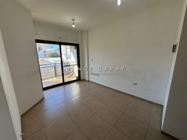 Dpto en alquiler anual con balcon a la calle