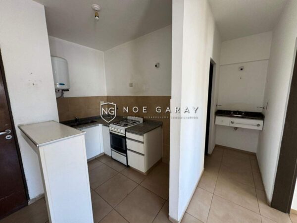 Dpto en alquiler anual con balcon a la calle - Imagen 3
