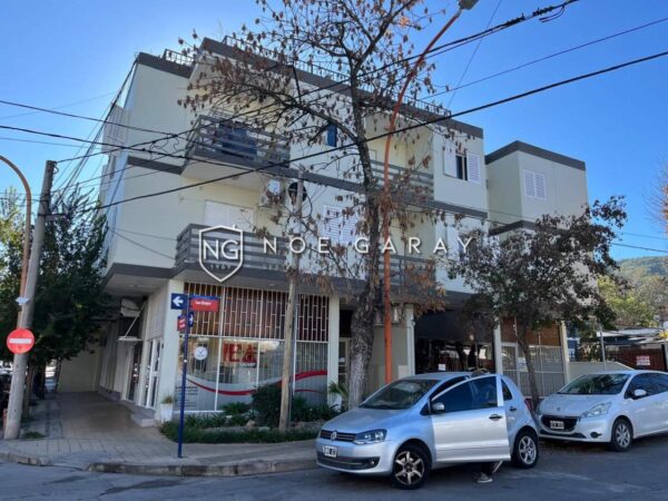 Dpto centrico en alquiler con balcon y cochera