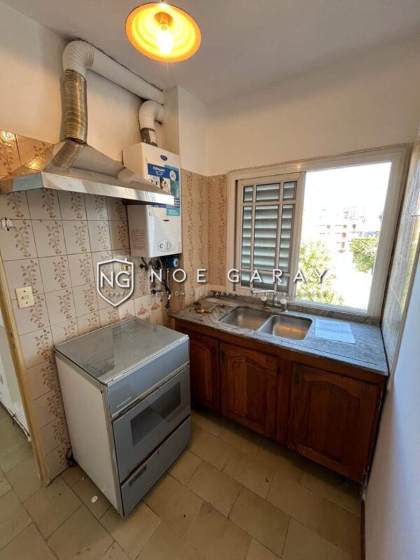 Dpto centrico en alquiler con balcon y cochera - Imagen 4