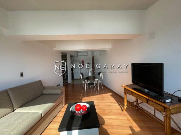Departamento en alquiler anual pleno centro con vista al lago - Imagen 3