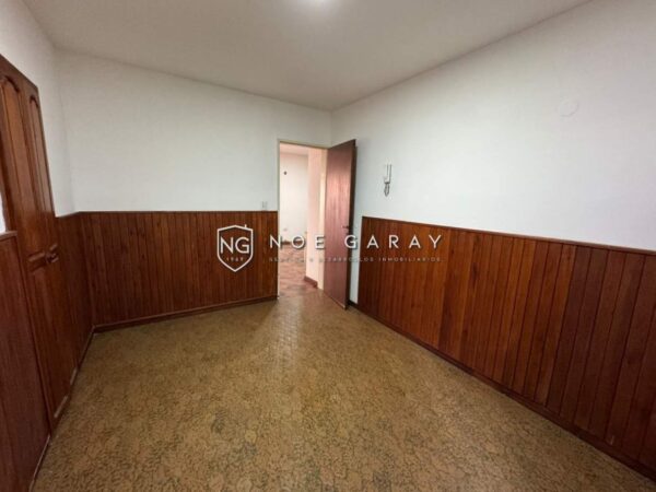 Dpto en alquiler anual con patio propio - Imagen 3