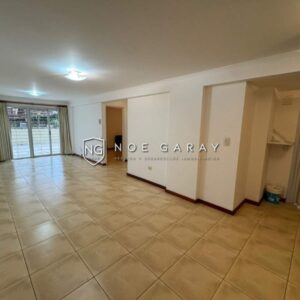 Dpto en alquiler anual con patio propio y cochera