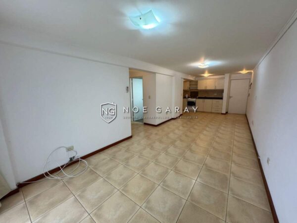 Dpto en alquiler anual con patio propio y cochera - Imagen 2