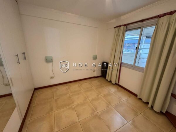 Dpto en alquiler anual con patio propio y cochera - Imagen 6