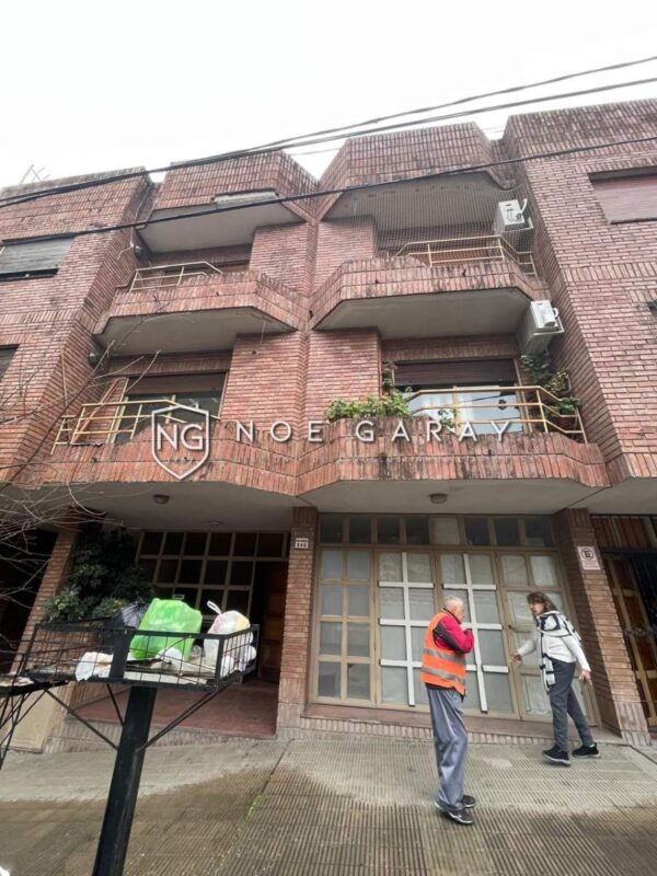 Departamento 2 dormitorios en alquiler anual balcón a la calle sobre Las Heras