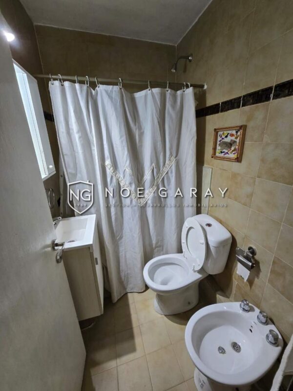 Dpto con patio propio en venta a  cuadra del centro - Imagen 7