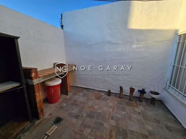 Dpto con patio propio en venta a  cuadra del centro - Imagen 8