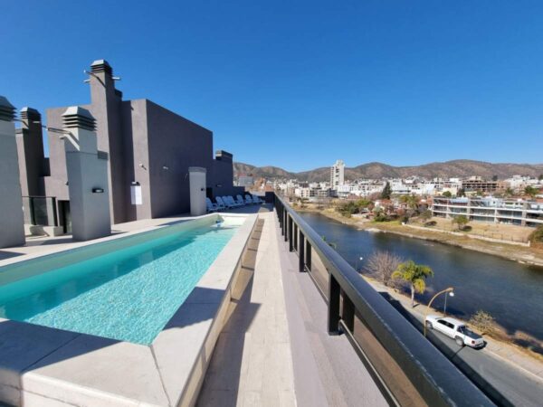 Dpto con patio propio y cochera en alquiler anual