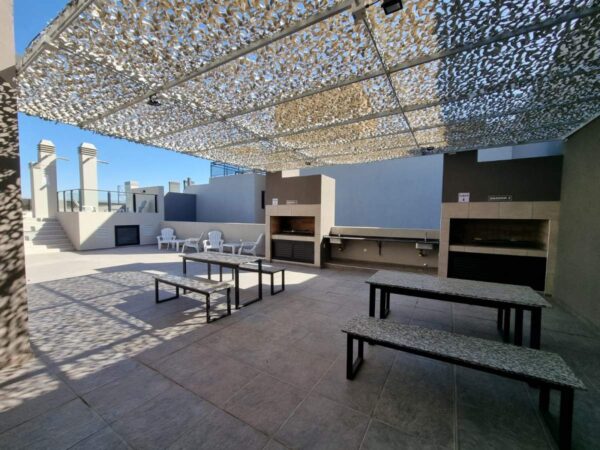 Dpto con patio propio y cochera en alquiler anual - Imagen 9