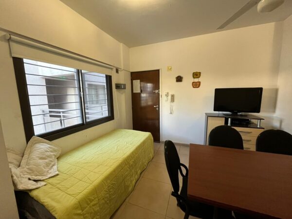 Departamento en venta con cochera a pocas cuadras de la peatonal - Imagen 2