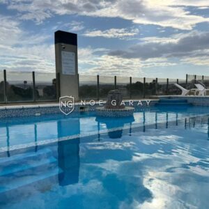 Departamento en venta con patio propio, cochera y pileta