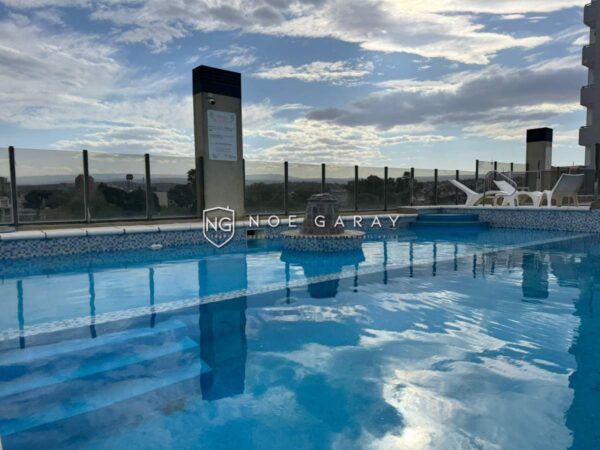 Departamento en venta con patio propio, cochera y pileta