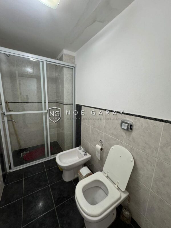 Departamento en venta con patio propio, cochera y pileta - Imagen 5