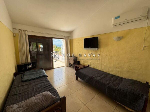 Departamento en venta con balcón terraza y bajada al lago - Imagen 7