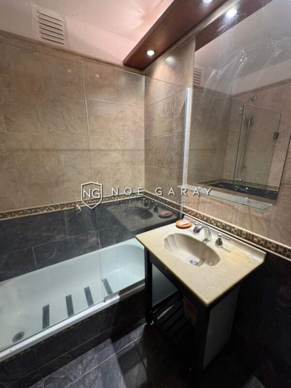 Departamento en venta con balcón terraza y bajada al lago - Imagen 9
