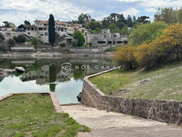 Departamento en venta con balcón terraza y bajada al lago - Imagen 17