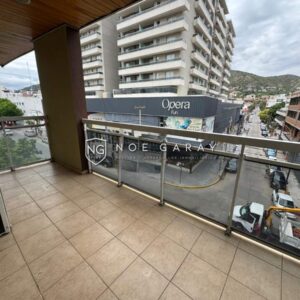 Departamento en venta con balcón a la calle, a media cuadra de la terminal