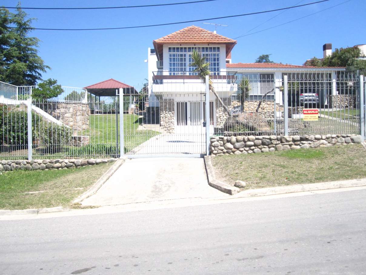 Hermosa casa en venta en barrio residencial de Villa del Lago