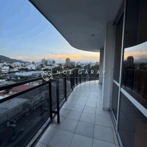 Departamento con balcón perimetral, vistas y cochera