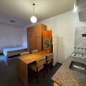 Monoambiente sobre avenida principal con cochera, pileta y asadores