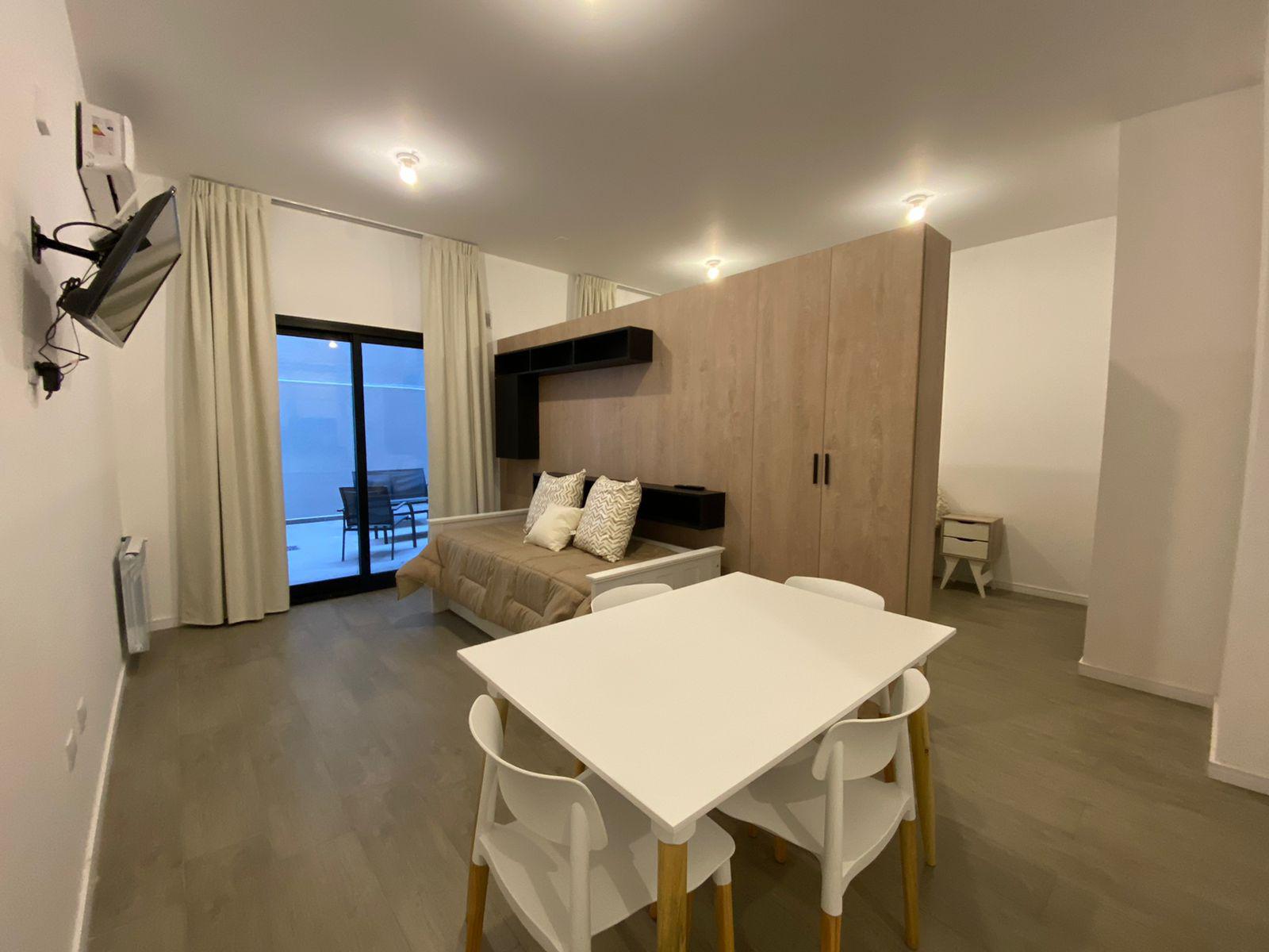 Monoambiente AMOBLADO amplio en alquiler anual con cochera - Imagen 3