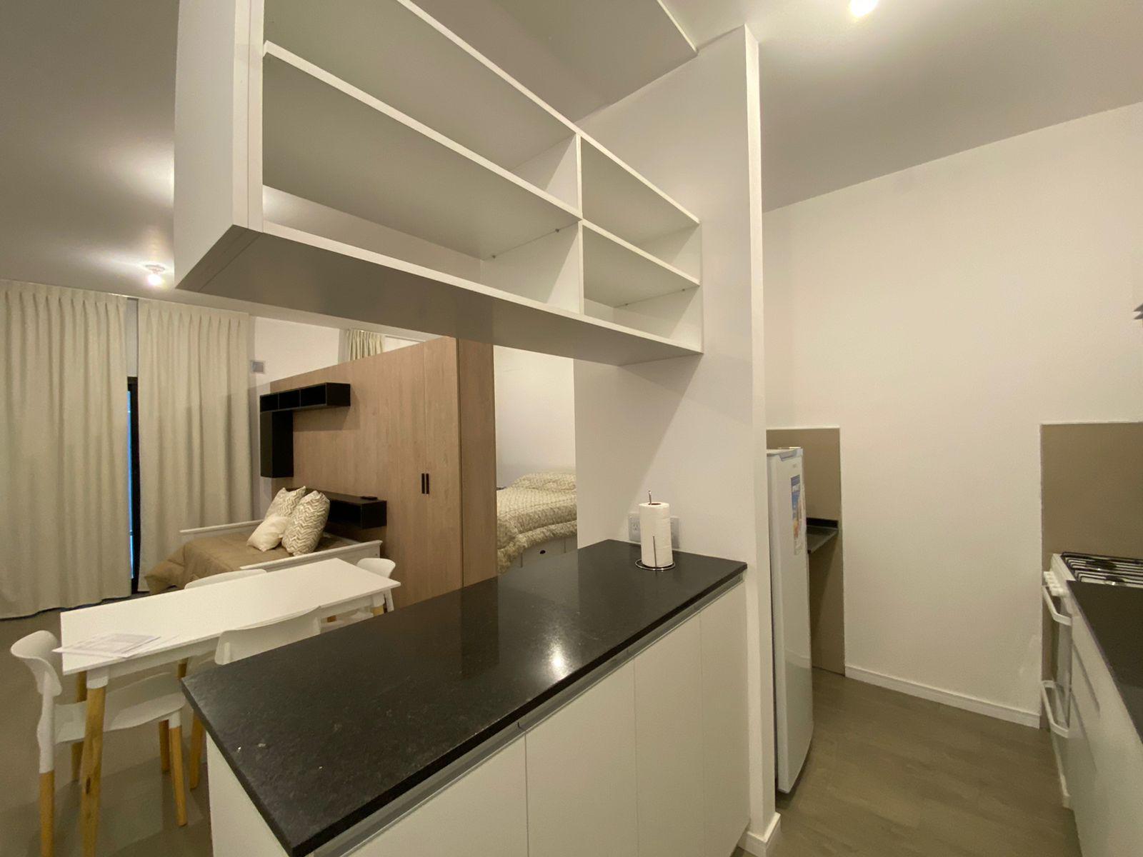 Monoambiente AMOBLADO amplio en alquiler anual con cochera - Imagen 4