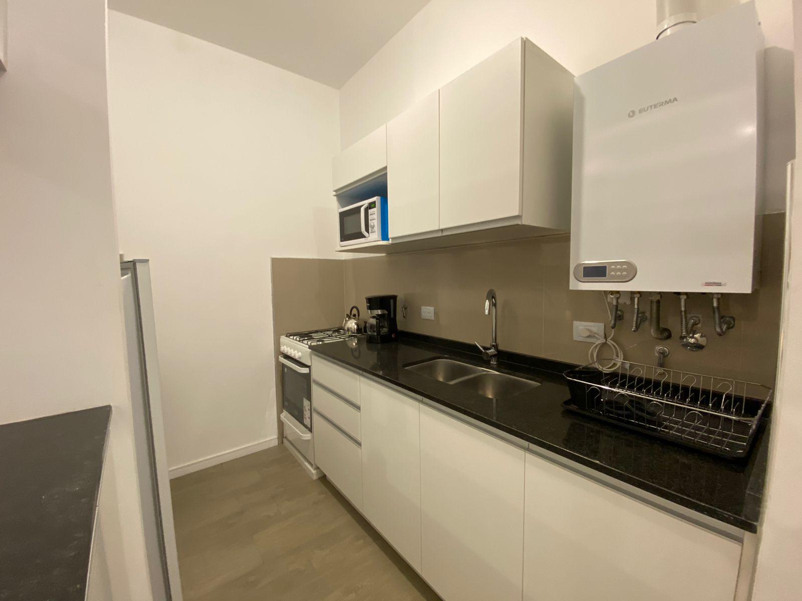 Monoambiente AMOBLADO amplio en alquiler anual con cochera - Imagen 5