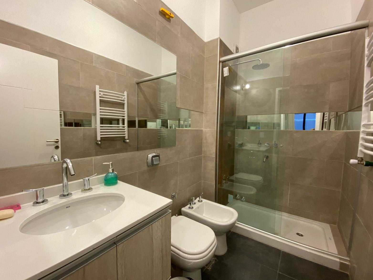 Monoambiente AMOBLADO amplio en alquiler anual con cochera - Imagen 7