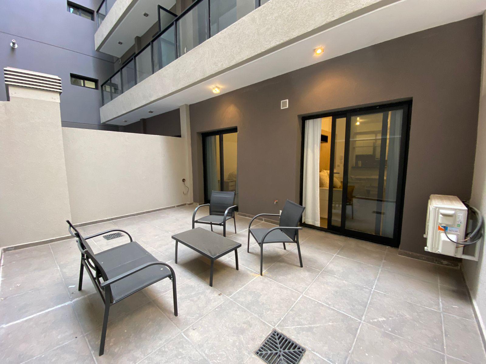 Monoambiente AMOBLADO amplio en alquiler anual con cochera - Imagen 8