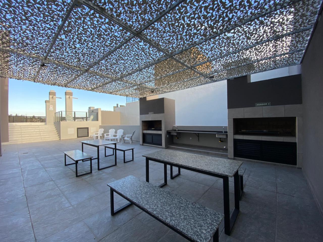 Monoambiente AMOBLADO amplio en alquiler anual con cochera - Imagen 9