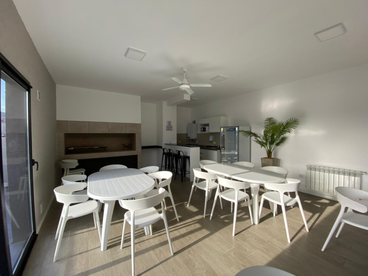 Monoambiente AMOBLADO amplio en alquiler anual con cochera - Imagen 11