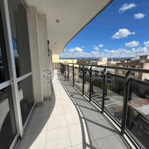 Departamento con balcón perimetral, vistas y cochera